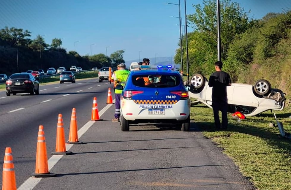 Se quedó dormido al volante y volcó en la autopista Córdoba-Carlos Paz: salió ileso