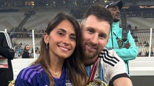 Lionel Messi y Antonela Roccuzzo felices tras la consagración de Argentina en Qatar.