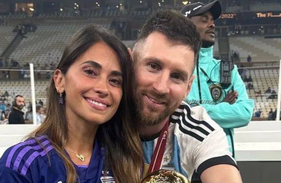 El beso que no podía faltar: Lionel Messi le comió la boca a Antonela Roccuzzo en medio de los festejos