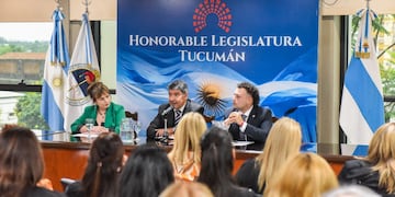 Acevedo recibió a las mujeres destacadas, en la Legislatura.