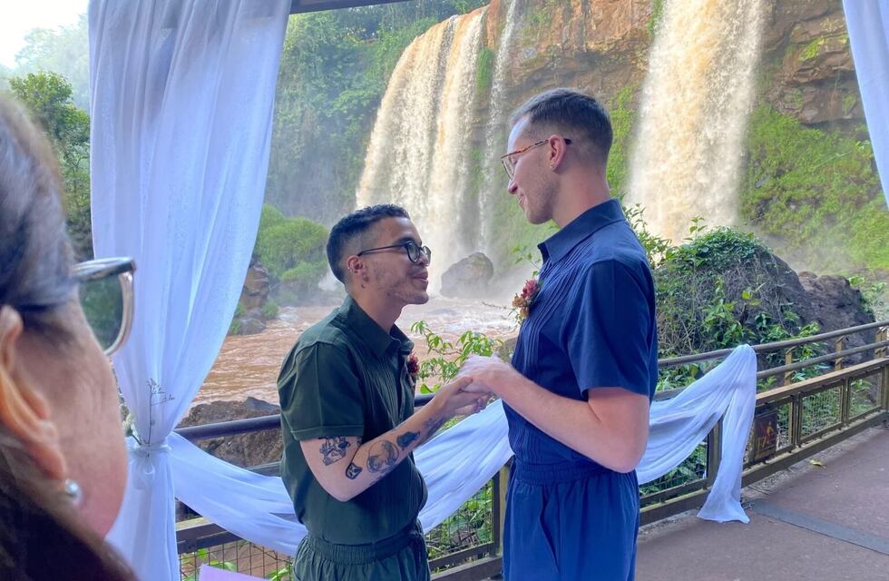 Momento histórico en las Cataratas del Iguazú: sellaron su amor con el Salto Dos Hermanas de fondo