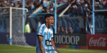 Golazo de Axel Oyola, para que Racing recupere la sonrisa en Nueva Italia (Facundo Luque / La Voz).