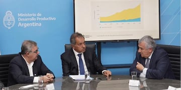 El gobernador Morales reseñó al ministro Scioli la participación argentina en la PDAC 2022, en reunión a la que asistió también el gobernador catamarqueño Raúl Jalil (izq.).