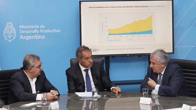 El gobernador Morales reseñó al ministro Scioli la participación argentina en la PDAC 2022, en reunión a la que asistió también el gobernador catamarqueño Raúl Jalil (izq.).