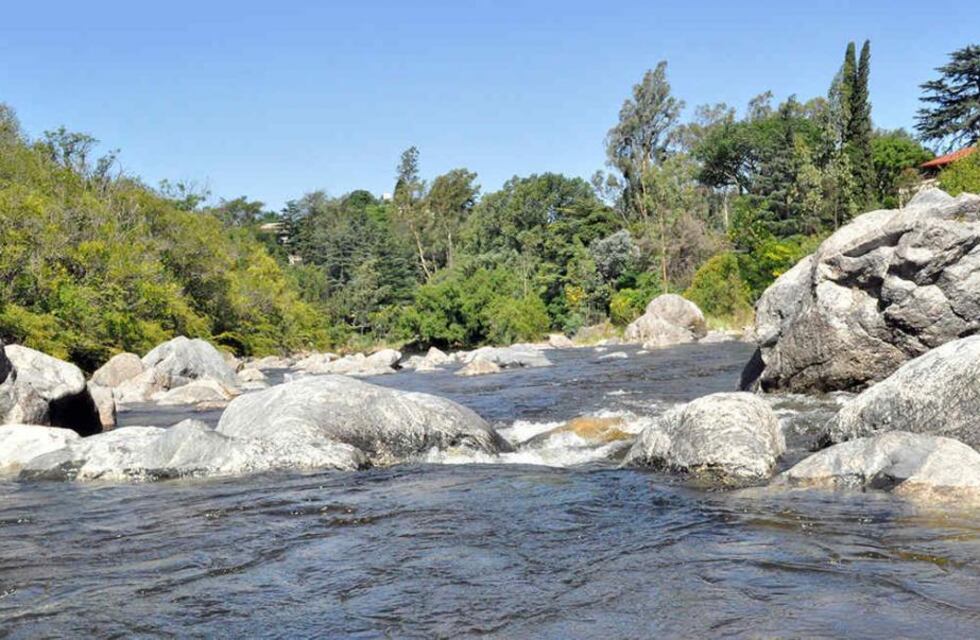 Susto en Anisacate: un joven sufrió un principio de ahogamiento mientras se bañaba en el río