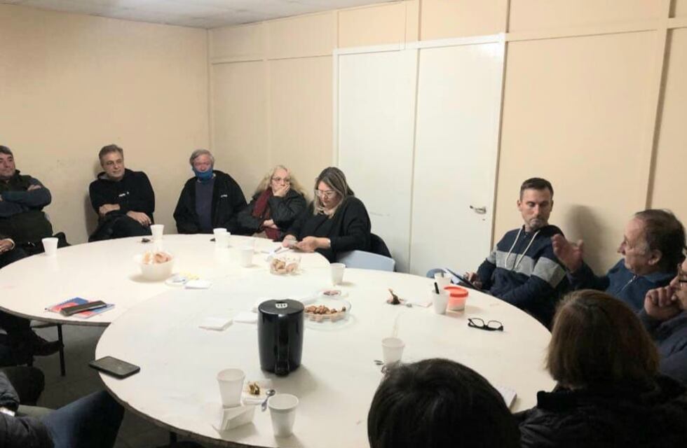 El intendente Luis Castellano se reunió con la vecinal del barrio Jardín