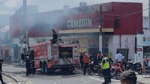 A pocos metros de la Ruta Nacional 9, en el acceso norte a San Salvador de Jujuy, se encuentra la sucursal de la cadena de supermercados Comodín que se incendió este viernes, dejando el saldo de cinco personas fallecidas.