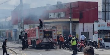 A pocos metros de la Ruta Nacional 9, en el acceso norte a San Salvador de Jujuy, se encuentra la sucursal de la cadena de supermercados Comodín que se incendió este viernes, dejando el saldo de cinco personas fallecidas.