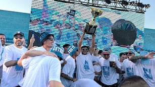 Festejos de los jugadores de Estudiantes de Rio Cuarto por el ascenso a la Primera División del Fútbol Argentino en la cancha de Rio Cuarto.