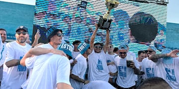 Festejos de los jugadores de Estudiantes de Rio Cuarto por el ascenso a la Primera División del Fútbol Argentino en la cancha de Rio Cuarto.
