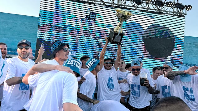 Festejos de los jugadores de Estudiantes de Rio Cuarto por el ascenso a la Primera División del Fútbol Argentino en la cancha de Rio Cuarto.