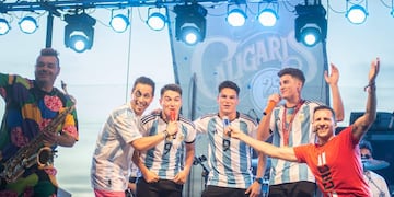 Los Caligaris y Julián Álvarez. ¡Qué banda!