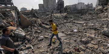 -FOTODELDÍA- GAZA, 10/10/2023.- Palestinos caminan entre los escombros tras un ataque a la zona de Al-Ramal, tras un ataque israelí, este martes en la Ciudad de Gaza. Más de 700 personas han muerto y alrededor de 4.000 han resultado heridas después de que Israel comenzara a bombardear Gaza como respuesta al ataque en suelo israelí del grupo islamista Hamas, según datos ofericos por las autoridades palestinas. En total más de 3000 personas han muerto en esta escalada de violencia desde el 7 de octubre, según fuentes palestinas e israelíes. EFE/MOHAMMED SABER