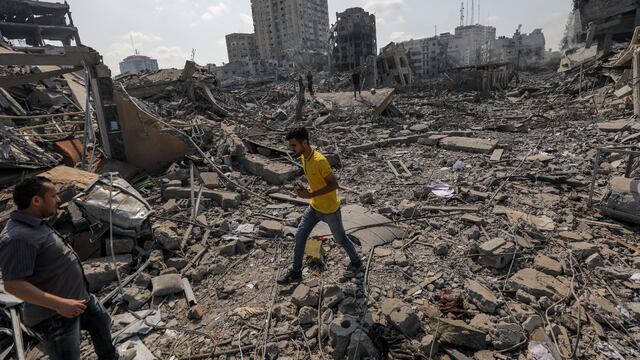-FOTODELDÍA- GAZA, 10/10/2023.- Palestinos caminan entre los escombros tras un ataque a la zona de Al-Ramal, tras un ataque israelí, este martes en la Ciudad de Gaza. Más de 700 personas han muerto y alrededor de 4.000 han resultado heridas después de que Israel comenzara a bombardear Gaza como respuesta al ataque en suelo israelí del grupo islamista Hamas, según datos ofericos por las autoridades palestinas. En total más de 3000 personas han muerto en esta escalada de violencia desde el 7 de octubre, según fuentes palestinas e israelíes. EFE/MOHAMMED SABER