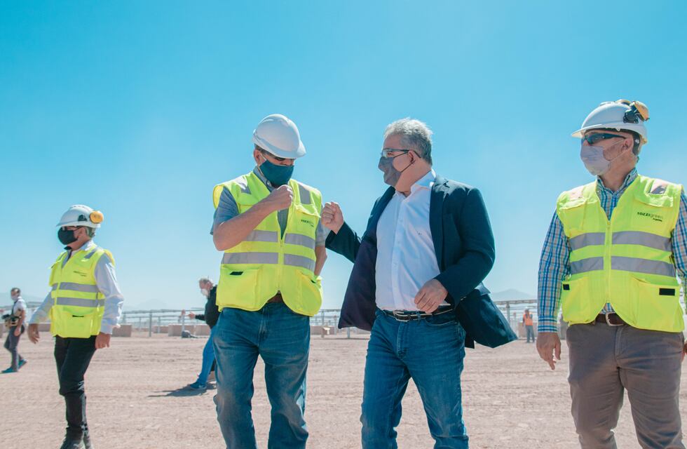 Jalil inauguró la pista de aterrizaje y entregó viviendas en Tinogasta