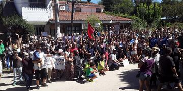 Un grupo de vecinos marcharon hasta las puertas de la comuna para pedir la renuncia de la jefa comunal