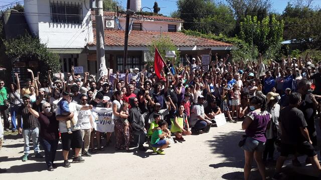 Un grupo de vecinos marcharon hasta las puertas de la comuna para pedir la renuncia de la jefa comunal