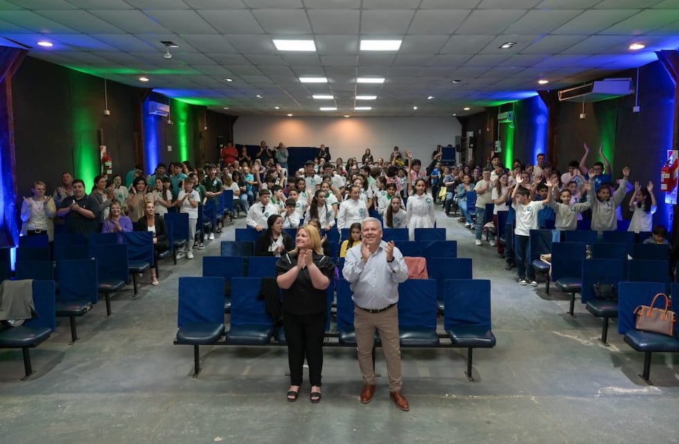 En Arroyito más de 170 alumnos fueron destacados como “Guardianes de Nuestra Bandera”