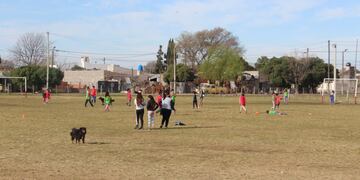 La Municipalidad entregó pintura y elementos deportivos a la Escuelita de Fútbol del Barrio Ranchos