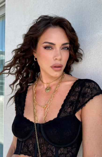 Emilia Attias apostó a un look total black con mucho escote y encaje