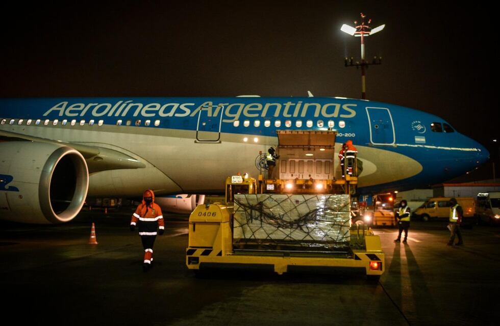 Aterrizó el avión que trae a la Argentina la vacuna rusa