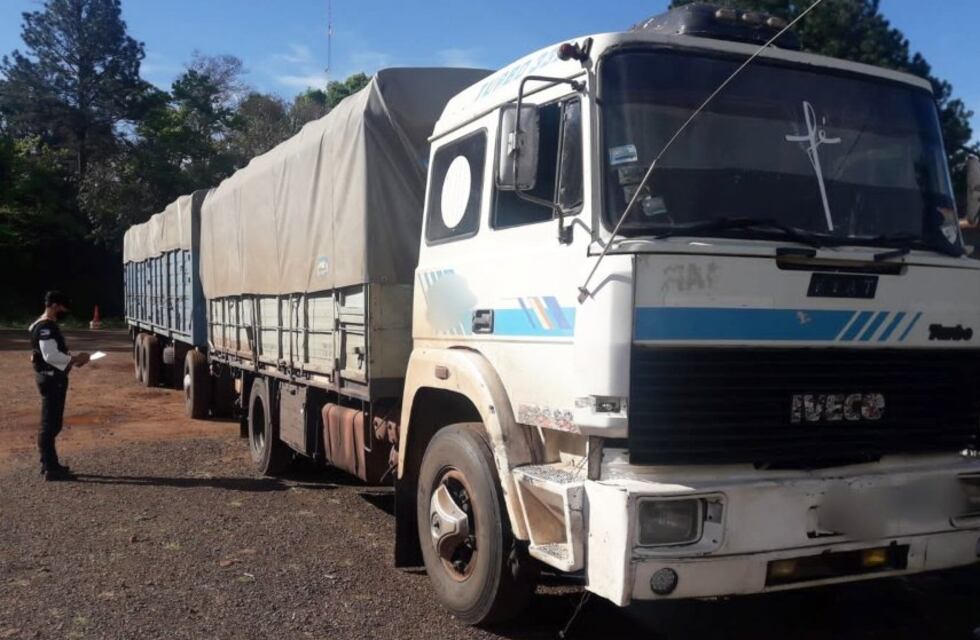 Nuevamente, un camión con granos fue interceptado en Aristóbulo del Valle