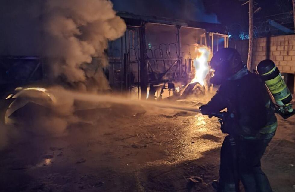 Video: un voraz incendio destruyó un colectivo de la empresa Ersa en Córdoba