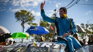 Esteban Gini celebra arriba de su Toyota Camry la victoria en la carrera del Turismo Carretera en Rafaela