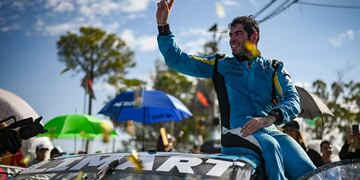 Esteban Gini celebra arriba de su Toyota Camry la victoria en la carrera del Turismo Carretera en Rafaela
