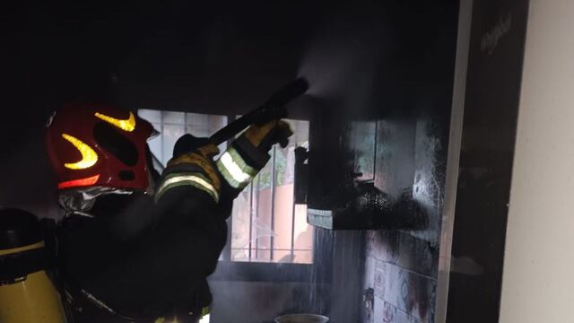 Investigan un incendio en la ciudad de Córdoba.