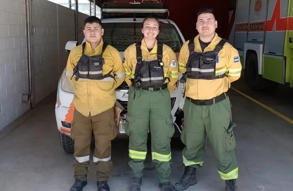 Integrantes del Cuerpo Activo de Bomberos de Arroyito, colaboraron para combatir el incendio en Balnearia