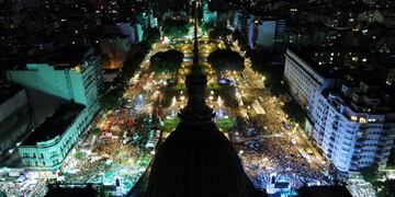 Noche de vigilia en el Congreso. Pañuelos verdes y celestes, esperando por la decisión de los diputados. /Clarín.