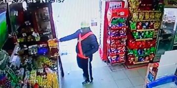 Una cámara lo mostraría robando en un kiosco de zona norte.