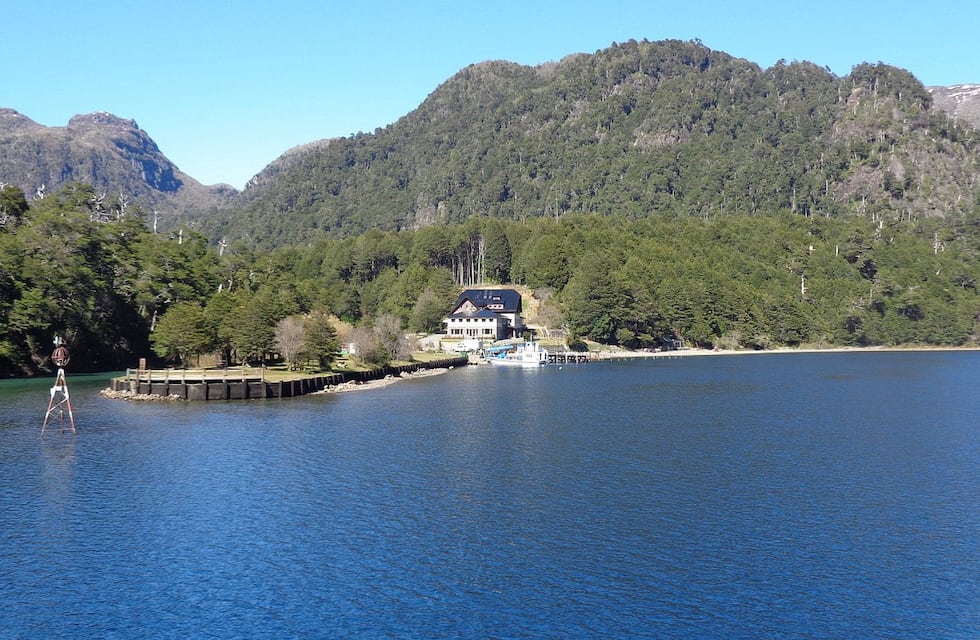 La cascada escondida en medio de selvas y lagos de Neuquén a la que solo se puede llegar subiendo 700 escalones