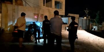 Hizo que un chofer lo ayudara a robar y fue detenido.