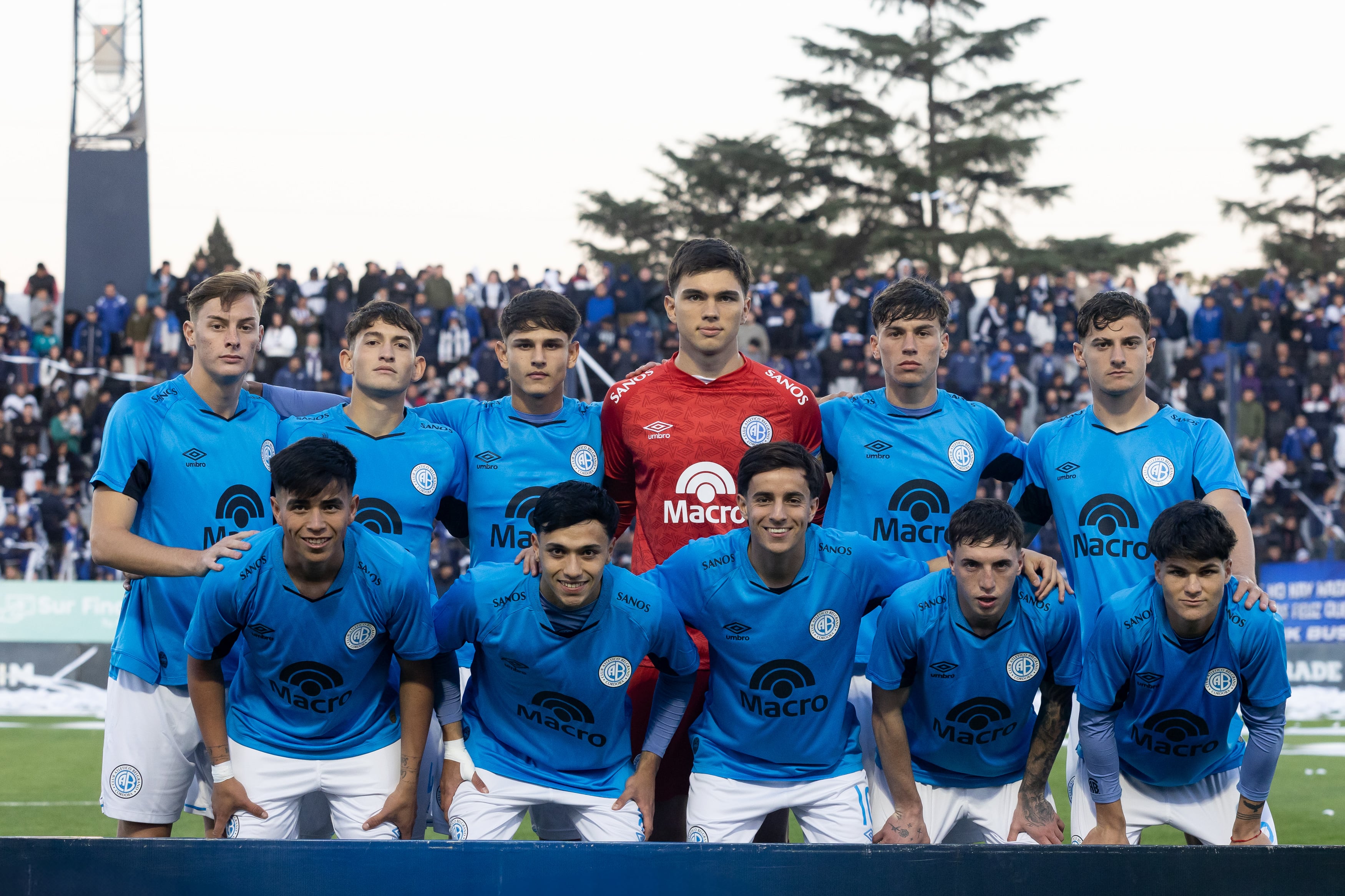 La formación de Belgrano en cancha de Talleres. (Prensa Belgrano).