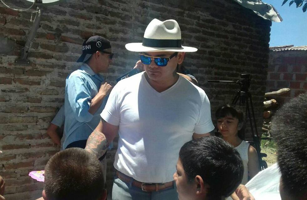 Marcos Maidana volvió al merendero de su pueblo con donación para los chicos