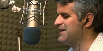 Gustavo Arce, el periodista mendocino que  es discapacitado visual, músico y un ejemplo de superación.
