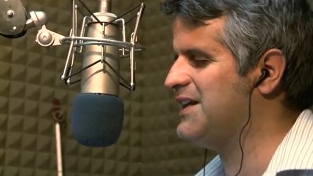 Gustavo Arce, el periodista mendocino que  es discapacitado visual, músico y un ejemplo de superación.