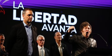 Acto de cierre Campaña. Manuel Adorni, candidato legislativo la Libertad Avanza por Ciudad Buenos Aires, junto al presidente Javier Milei. (Gentileza Clarín)