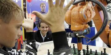 Insólito: un robot que jugaba al ajedrez, le rompió el dedo a un niño que era su contrincante. Foto: Archivo.