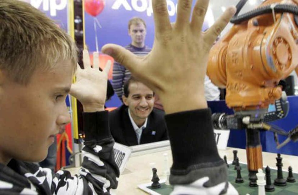 Insólito: el video de cómo un robot le rompió el dedo a un niño de 7 años durante un torneo de ajedrez
