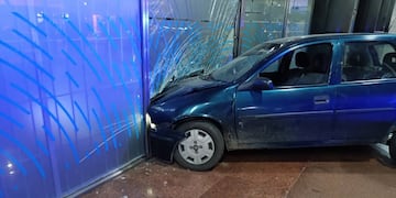 El Chevrolet Corsa se estrelló de frente y rompió un paño de cristal reforzado.
