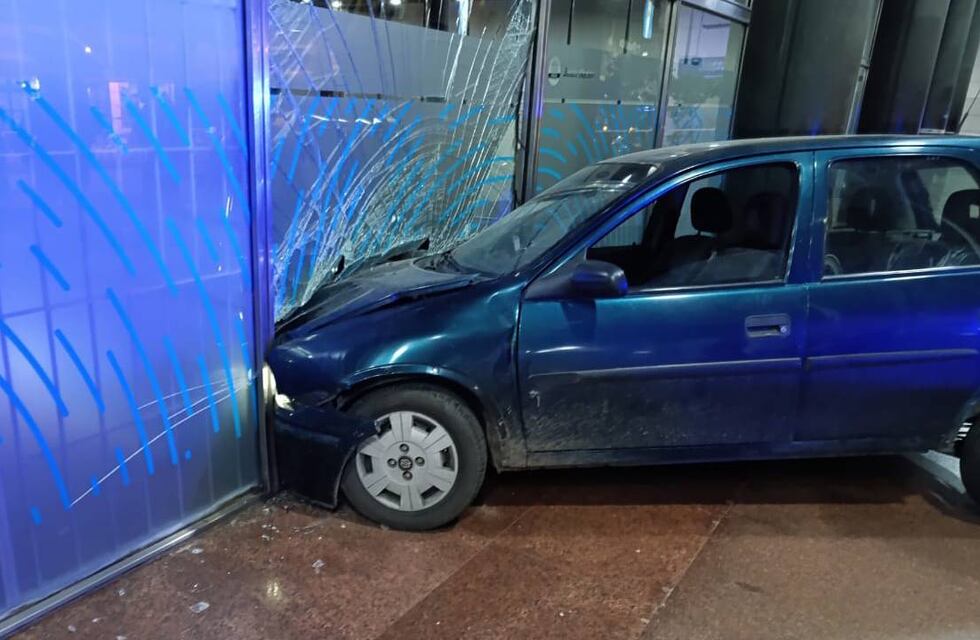 Rosario extraña: reclamó un pago y después chocó en auto contra el Banco Nación