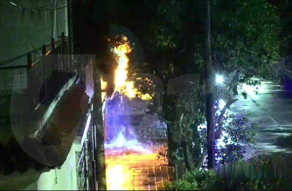 Se incendió una cochera en Córdoba y su dueño sufrió quemaduras de segundo grado