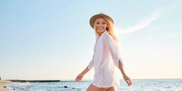 Las camisas estilo "cover up" son una de las tendencias de este verano 2024.