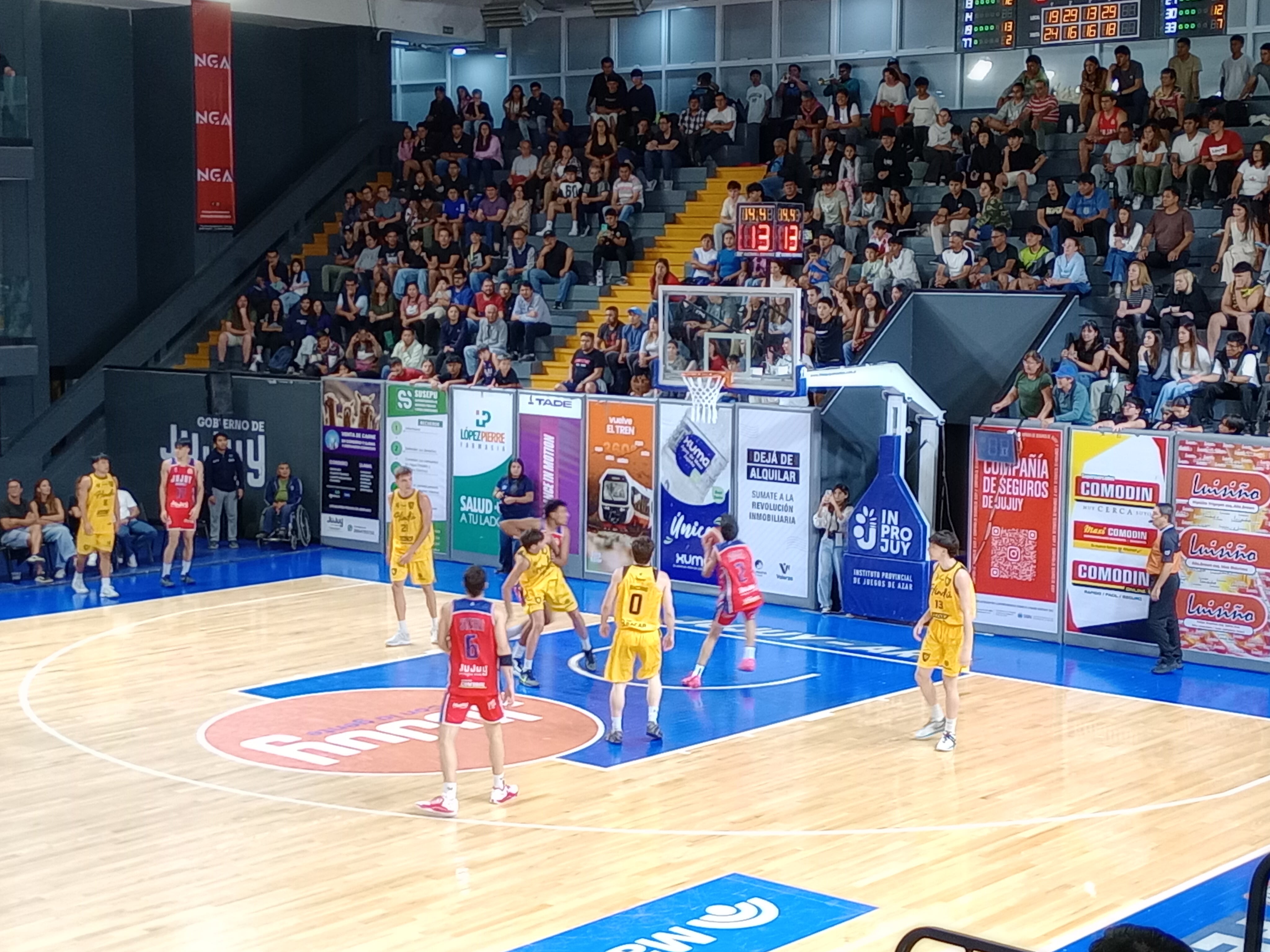 En los minutos finales del encuentro el DT Guillermo Tasso habilitó el ingreso de debutantes en su equipo, lo cual fue celebrado por el público del estadio Federación.