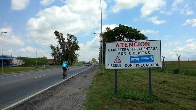 Multaron a dos ciclistas en Córdoba. (José Hernández / La Voz)