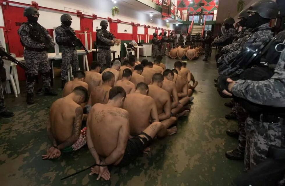 Más uniformes en las cárceles: Santa Fe viste de naranja a presos de alto perfil