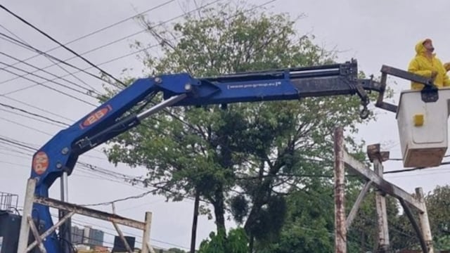 Temporal provocó cortes de luz, voladuras de techos y caída de postes en Misiones.